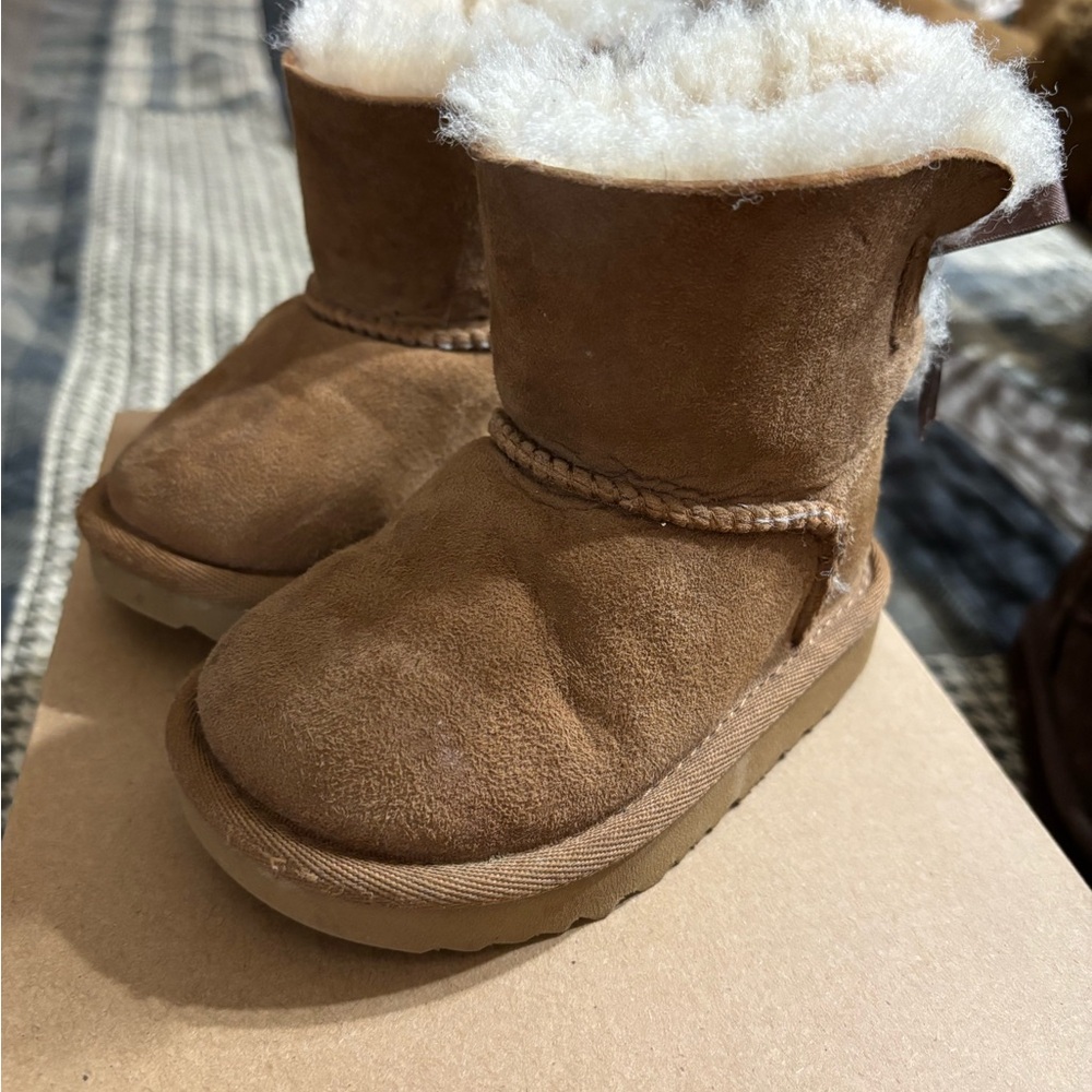 UGG Tan Boots with Shearling and Ribbon